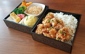 Nos spécialités sont présentées sous forme de Bento, coffret repas composé de deux boites superposées, à consommer sur place dans un cadre Zen ou à emporter (bureau, domicile, train…).
