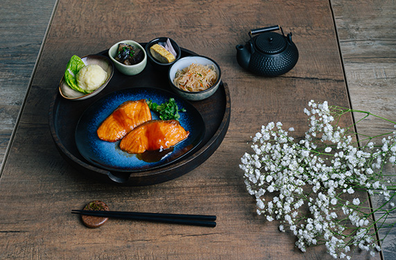 Le Bento que vous dégusterez dans nos restaurants japonais comprend de 3 à 6 compartiments recevant les plats : Riz, Poison / Viande et/ou Tofu, Légumes.